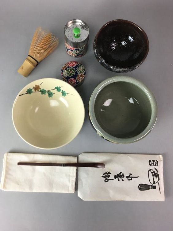 Các dụng cụ pha trà của trà đạo nước Nhật bao gồm khăn, ấm, đũa quấy...