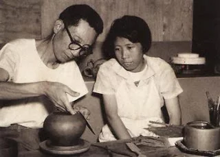 Nghệ nhân Cố Cảnh Chu đang dạy 1 học trò làm ấm tử sa.