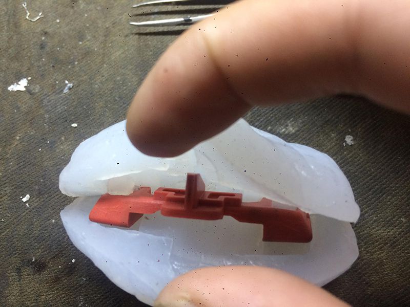 cắt khuôn silicon đổ keo epoxy